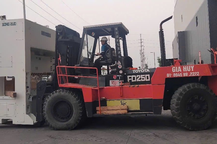 Nâng hạ & bốc dỡ container kho bãi